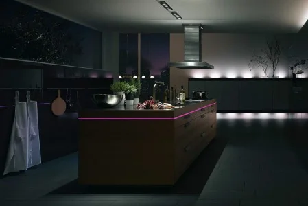 Eine Küche mit heller Eiche und Hochglanzlack – mit Stimmungslicht in Szene gesetzt.